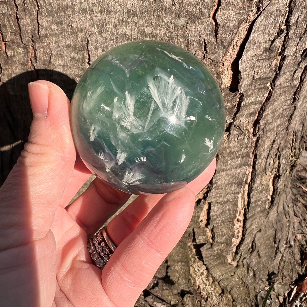 Feather (1) fluorite




 sphere | Crystal